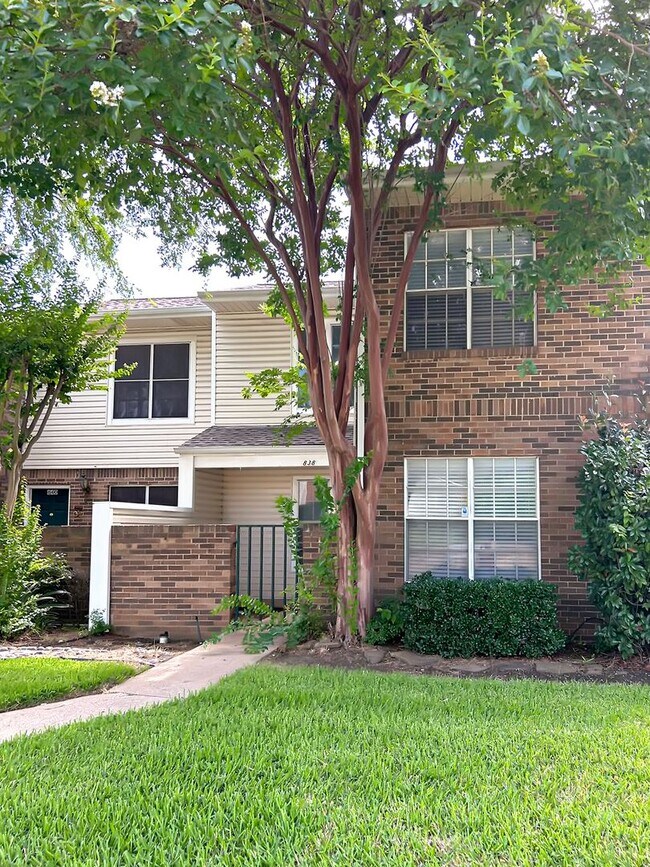 Building Photo - 2-Bed, 2-Bath Townhome with Flexible Floor...