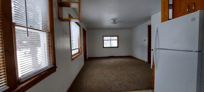 Building Photo - Cute 2 Bedroom Home