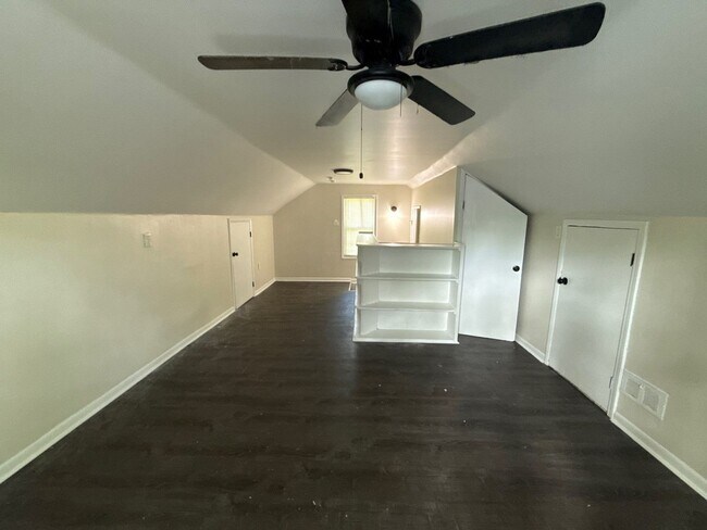 Building Photo - Renovated 3-Bedroom Home – We Welcome Sect...