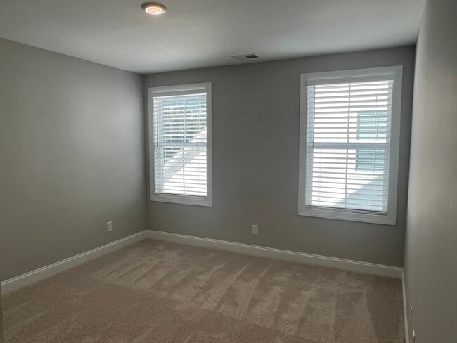 Building Photo - 3 Bedroom Townhouse in Washington Square!-...