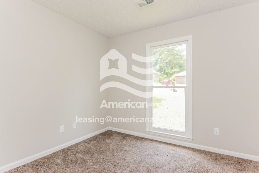 Building Photo - 713 9th Ave S