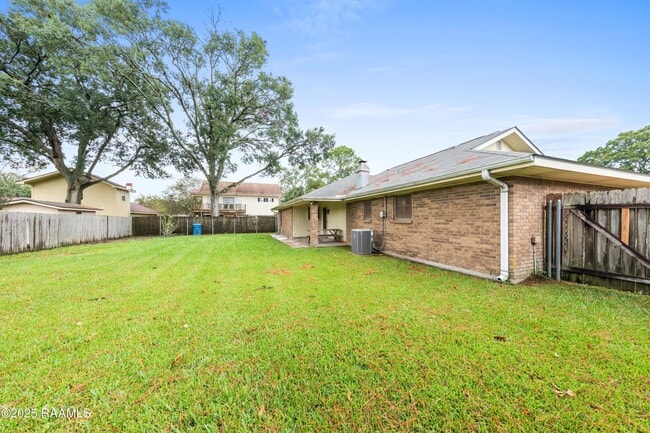 Building Photo - 102 Wisteria Dr
