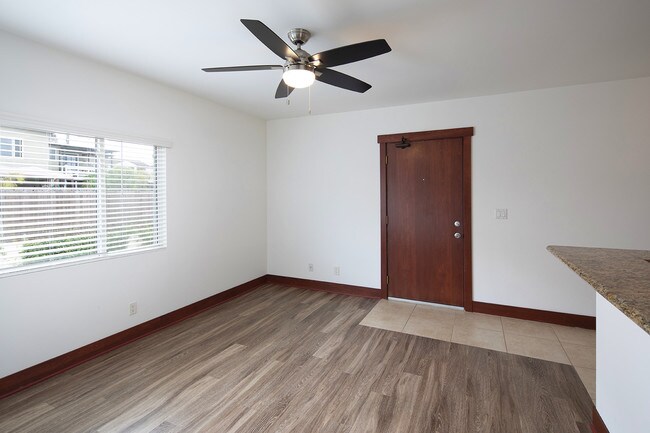 Building Photo - Point Loma 1BR with W/D In-Unit, Great Vie...