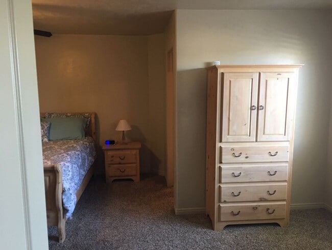 Building Photo - Roomy townhome