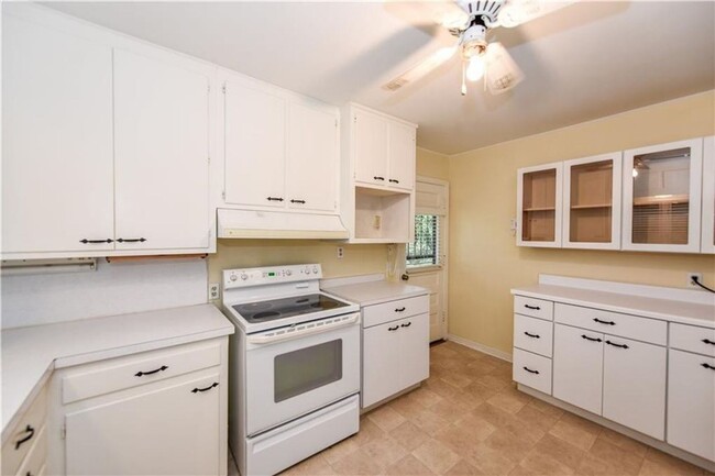 Building Photo - 3 Bed | 1 Bath | 1 Car Garage - Minutes fr...