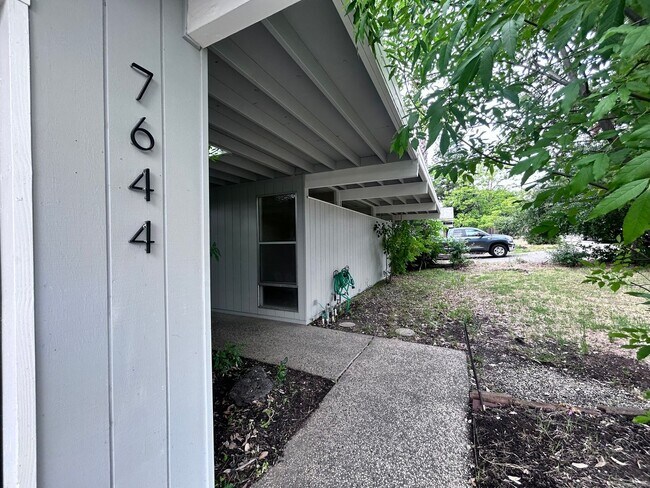 Building Photo - Three Bedroom Two Bathroom Home with Den/Home Office