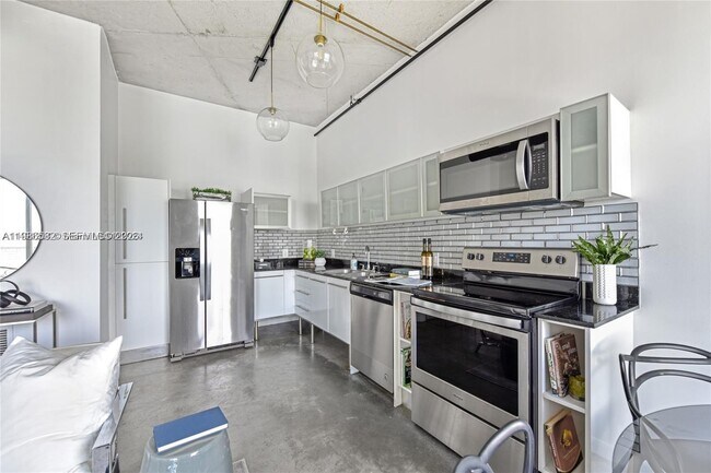 Building Photo - 10 SW South River Dr