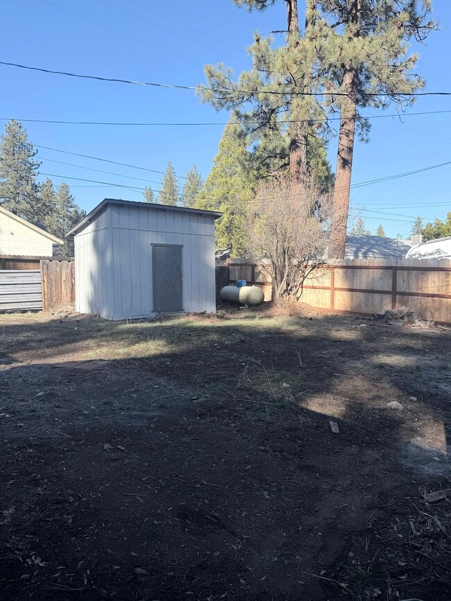 Building Photo - 670 Pine Way