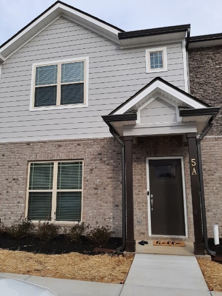 Building Photo - 555 Gresham Ln