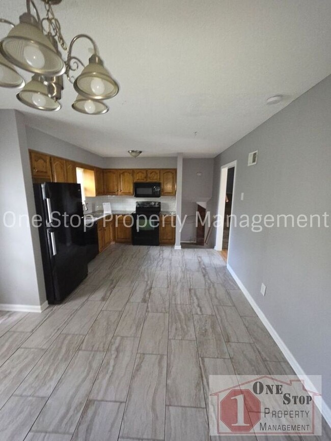 Building Photo - The Perfect 3 bedroom/2 bathroom home in Grandview, MO!