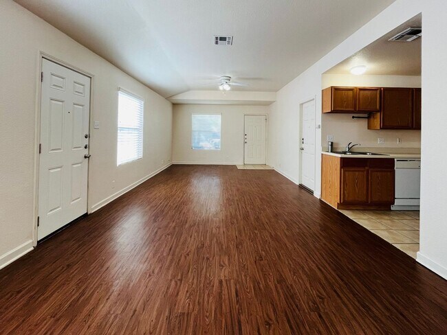 Building Photo - Cozy 2 bedroom 2bath Retreat near Randolph AFB, IH-35, Loop 1604, BAMC, and only minutes from The...