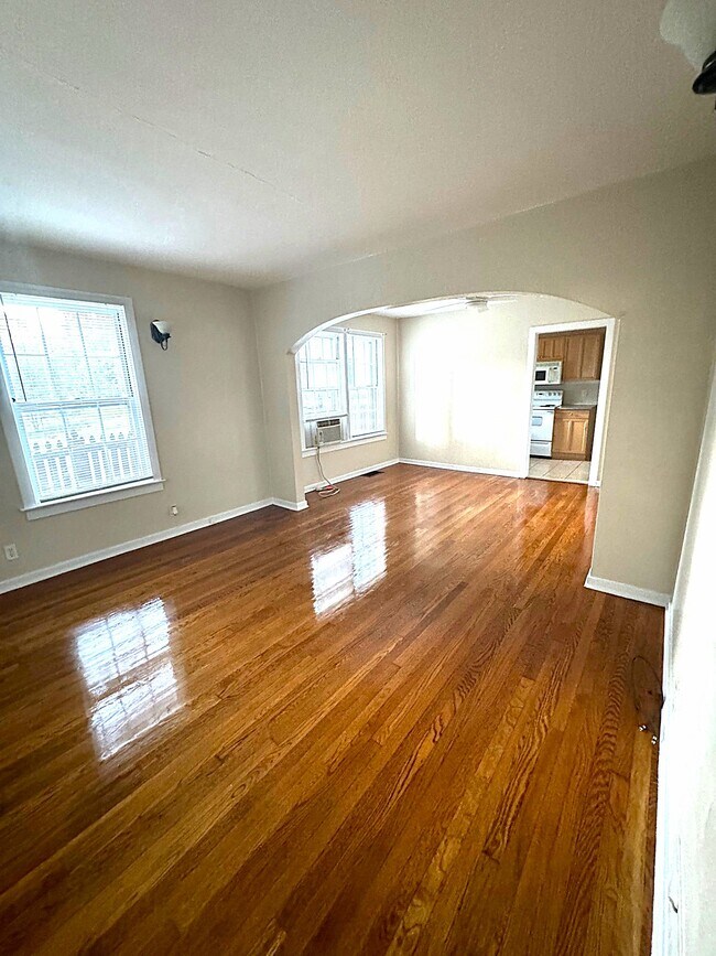 Primary Photo - 208 Circular Rd