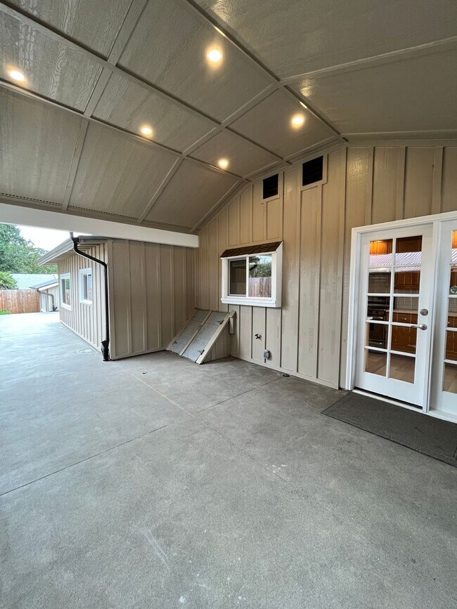 Building Photo - 1410 SE River Forest Rd