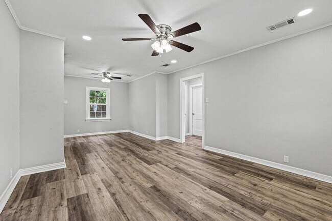 Building Photo - Cute & Clean Home with Large Fenced Yard Pet Friendly!
