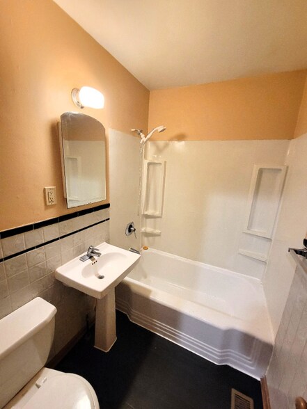 Building Photo - 1112 N Woodrow Ave