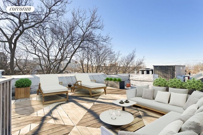 Building Photo - 555 3rd St