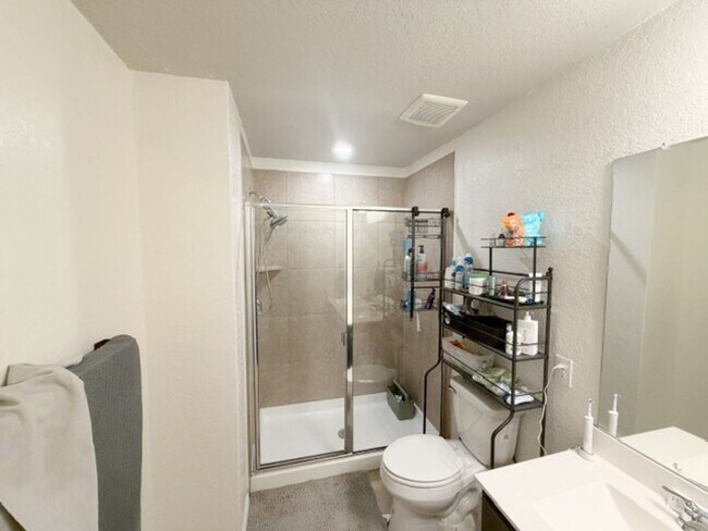 Building Photo - Charming 3 BD/2.5 Located Near Randolph AFB! Move in May 2026!