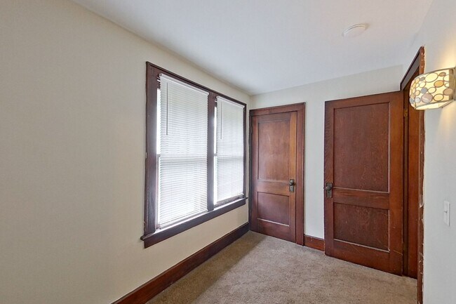 Building Photo - 461-463 Reinhard Ave