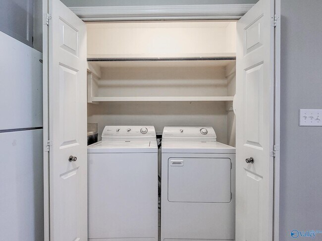 Building Photo - 2020 Woodlawn Dr SW