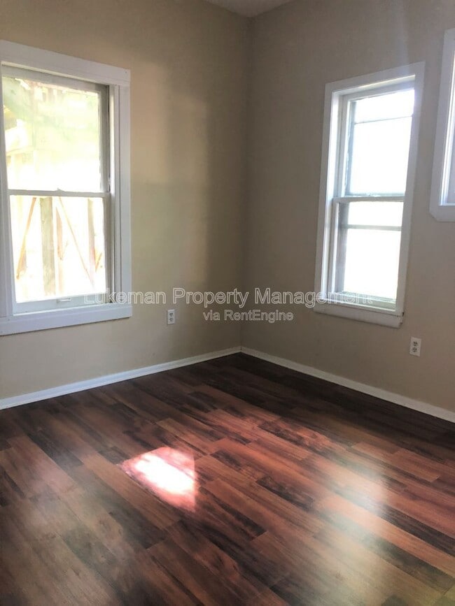 Building Photo - 701 Davis St