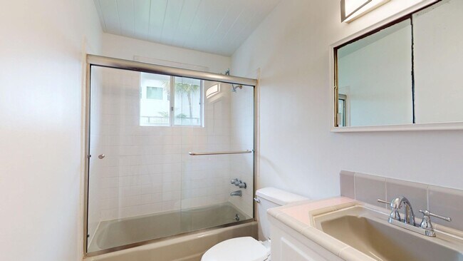 Building Photo - Spacious 3 Bedroom Home Available for Long...