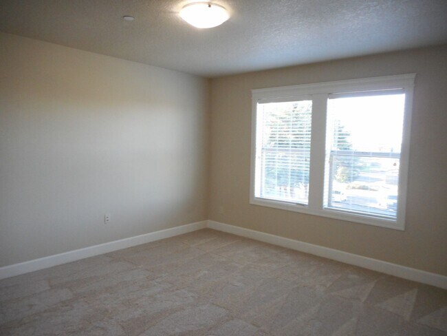 Building Photo - Luxurious Townhouse Living in Albany's Heart