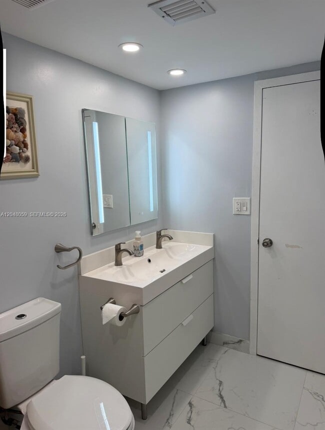 Building Photo - 3140 S Ocean Dr