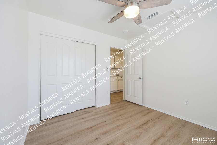 Building Photo - 2238 E Bel Air Ln