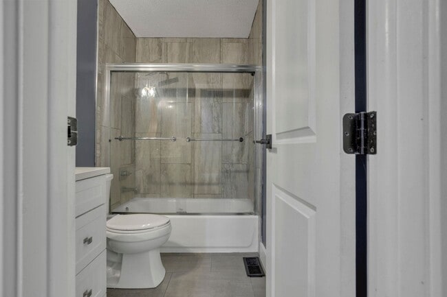 Building Photo - Beautiful 3 Bedroom 1.5 Bathroom Townhome Minutes from Easton