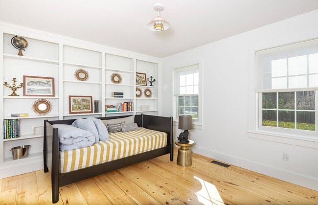 Building Photo - 212 Meadows W