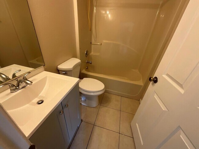 Building Photo - 1002 SW Romaine Ln