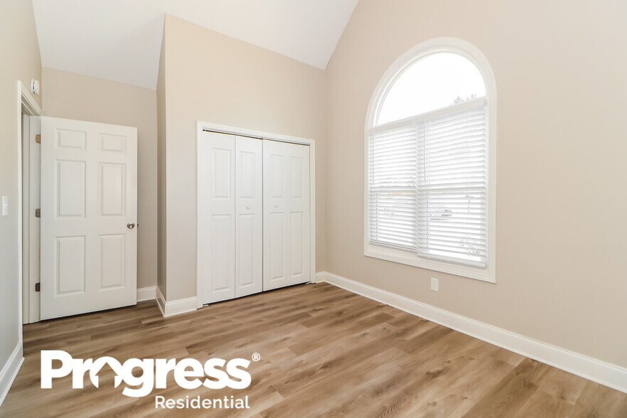 Building Photo - 2950 Northcliff Dr