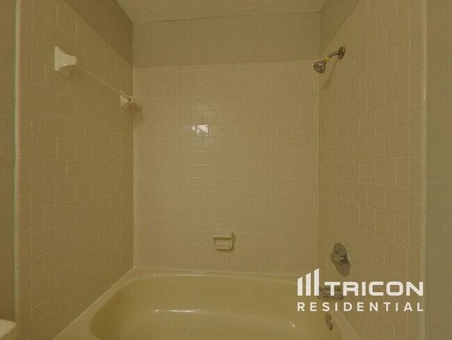 Building Photo - 6918 Silvermill Dr