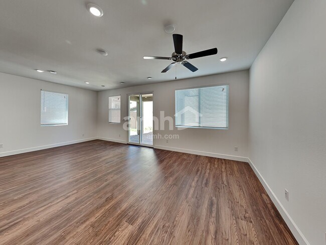 Building Photo - 10144 W Oleta Ave