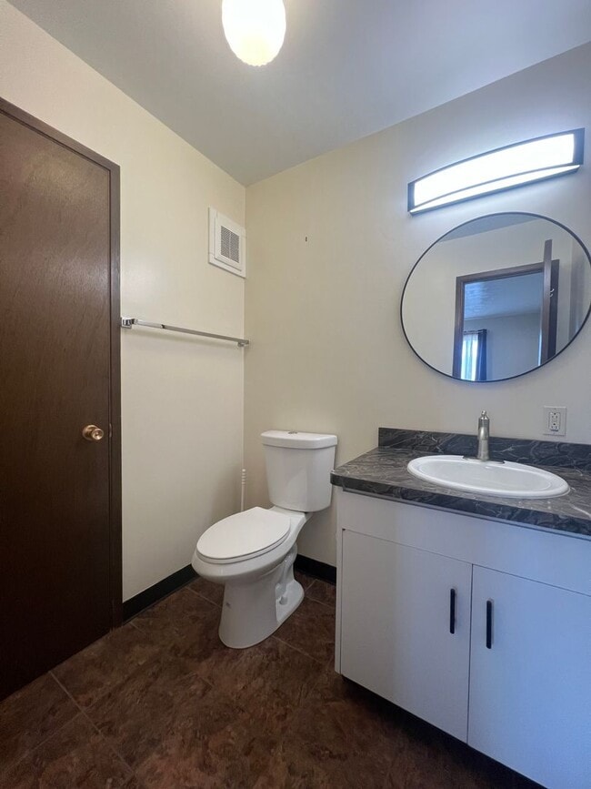 Building Photo - Extra Large 2 bedroom 1.5 Bath Centrally L...