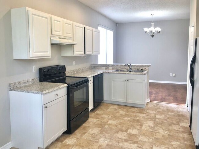 Building Photo - Lovely 3/2 Spacious Home and a 2 Car Garag...