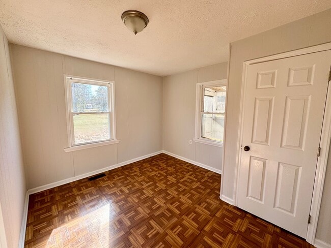 Building Photo - Lovely 2 Bedroom Rancher… Waiting for You to Make it Home!