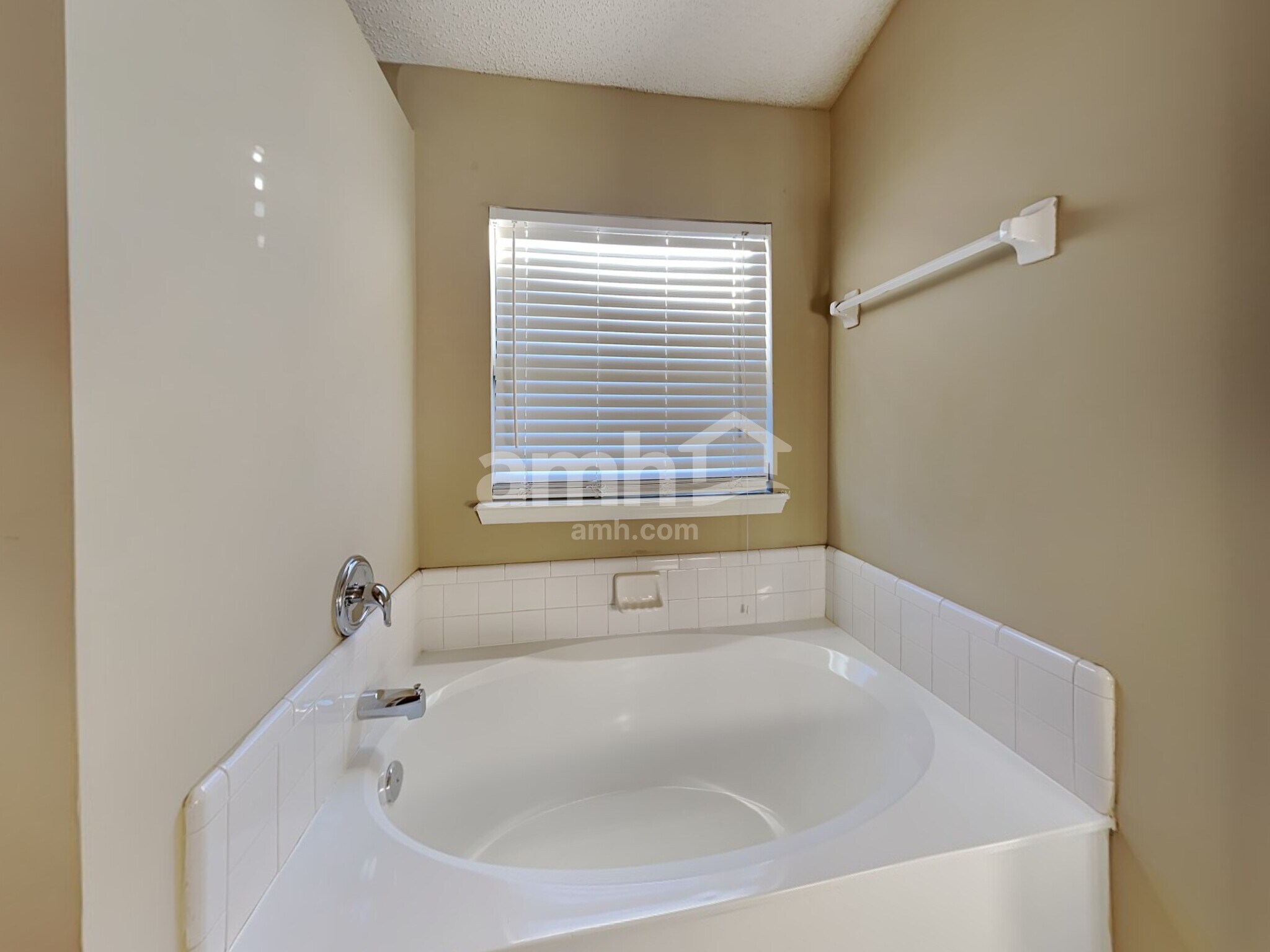 Building Photo - 3753 Woodbriar Dr