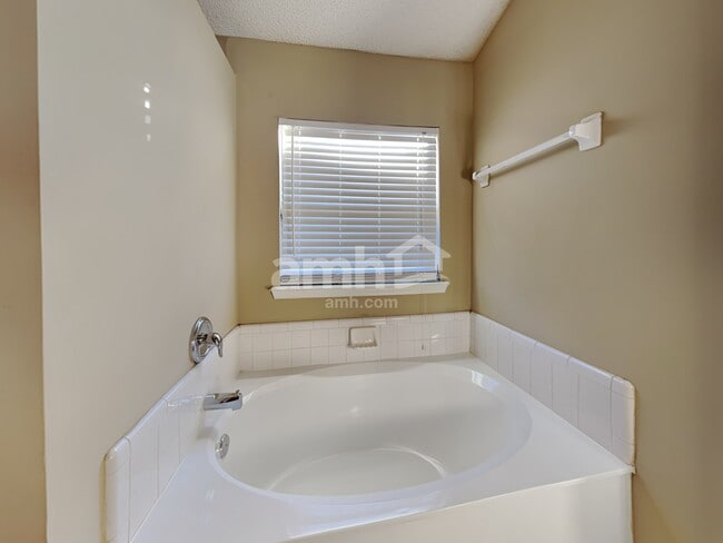 Building Photo - 3753 Woodbriar Dr