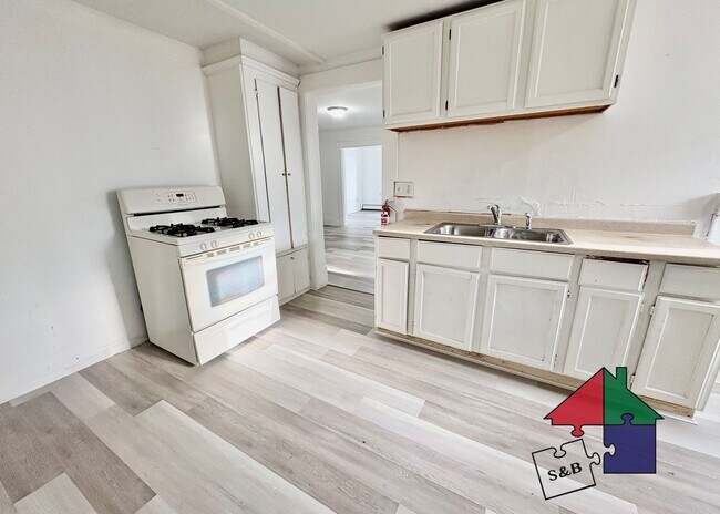 Building Photo - 94 Malletts Bay Ave