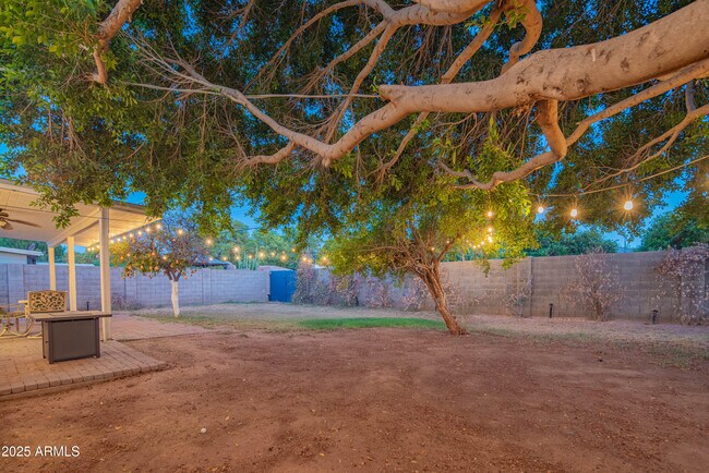 Building Photo - 1909 E Bethany Home Rd