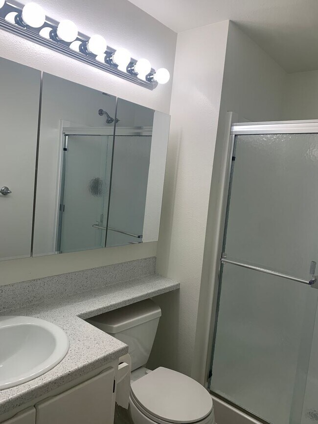 Building Photo - ***Newly Renovated Spacious and Bright 3 B...