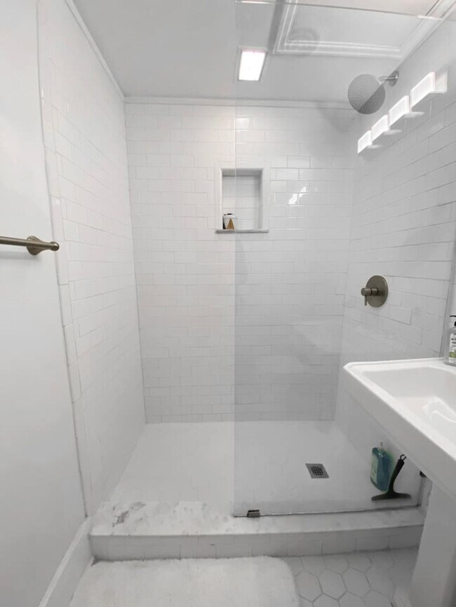 Building Photo - 1001 Hatch St