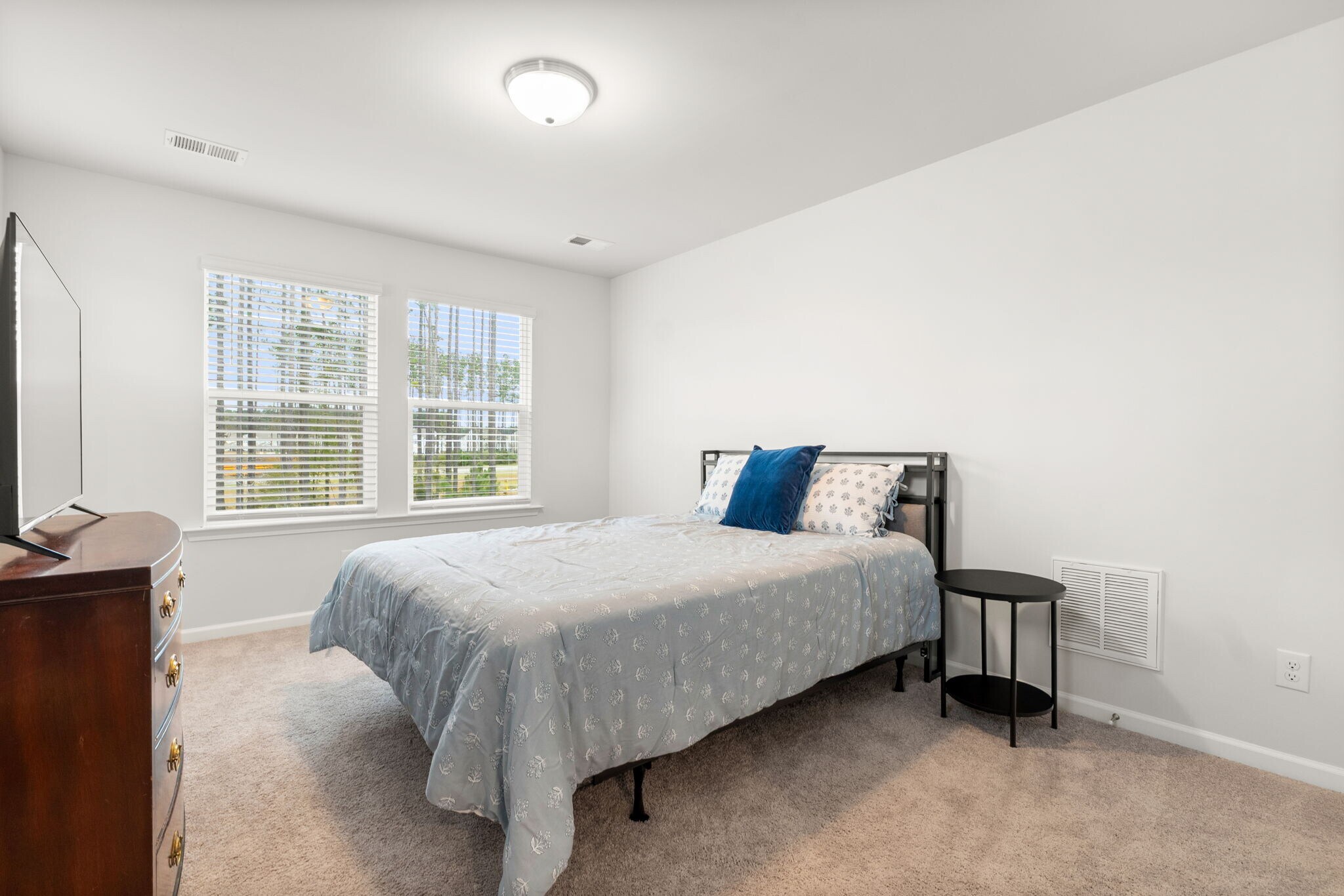 Building Photo - 825 Descartes St