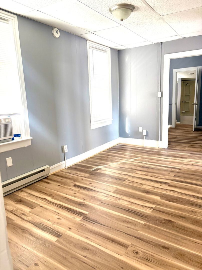 Building Photo - 201 W 5th St