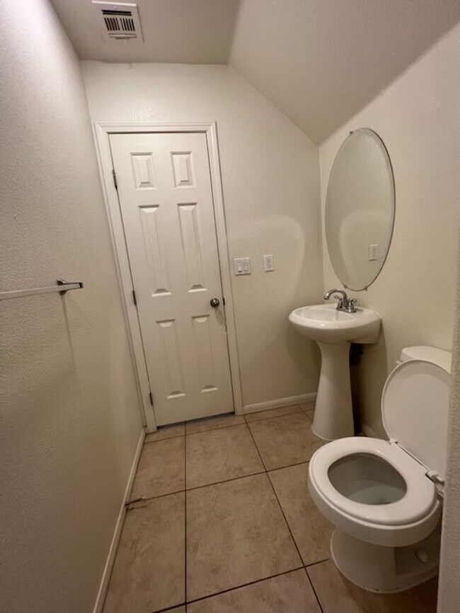 Building Photo - 5 Bedroom Located in 89139!