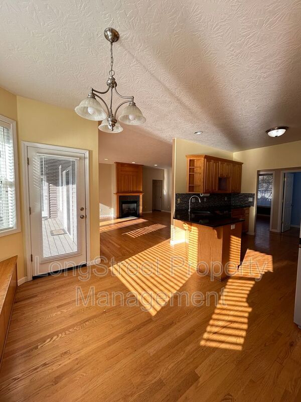 Building Photo - 852 Marilyn Dr