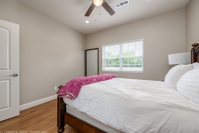 Building Photo - 2 Bedroom Duplex with Fenced In Backyard- ...