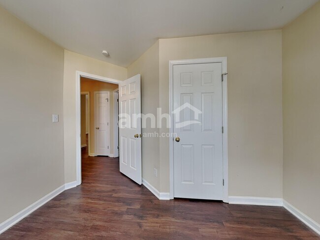 Building Photo - 2713 Glasshouse Rd