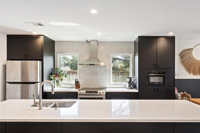 Building Photo - 6805 Western Oaks Blvd